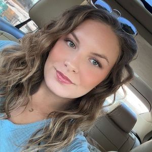 Meet your Posher, Courtney